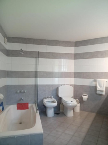 Casa En Venta - 3 Dormitorios 3 Baños - Cochera - 1.100mts2 - Campana