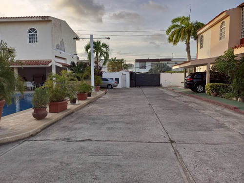 Venta Espectacular Town House Margarita 135mts2/5h/4b/2pe. Lesamo