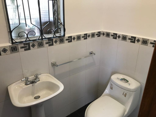 Imagen 16 de 18 de Hermoso Departamento Independiente En Quito - Sector Norte - Muy Bien Ubicado Y Accesible A Todo Servicios. Excelente Ubicación !!!