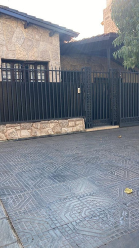 Destacada Vivienda, 5 Dormitorios En Ciudad De Mza