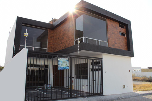 Preciosa Casa En Milenio Iii, Privada, 4 Recamaras, 3.5 Baño