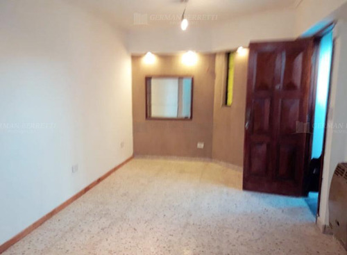 Casa Chalet En Alquiler Ubicado En Lanús Este, Lanús