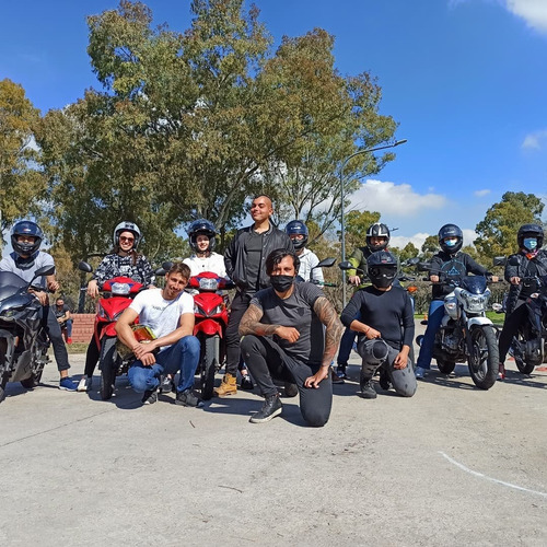 Imagen 9 de 9 de Clases Manejo Moto Alquiler 110 A 400cc Alquiler Examen