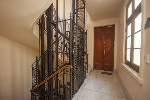 Departamento De 4 Ambientes En Edificio Histórico En Congreso