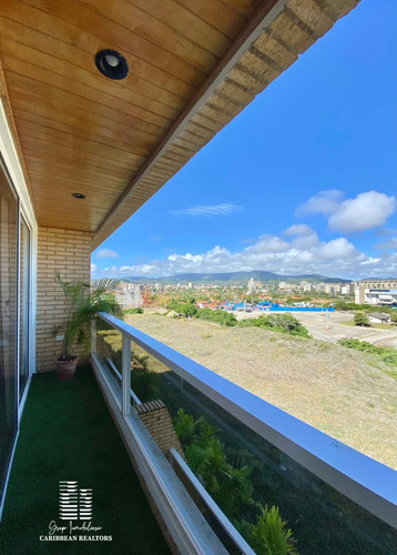 En Venta Amplio Apartamento Duplex Tipo Ph, En El Exclusivo Condominio Loma Real En Playa Moreno.