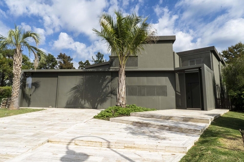 Casa En Castores Con El Mejor Acceso A Guardia Y Club House!