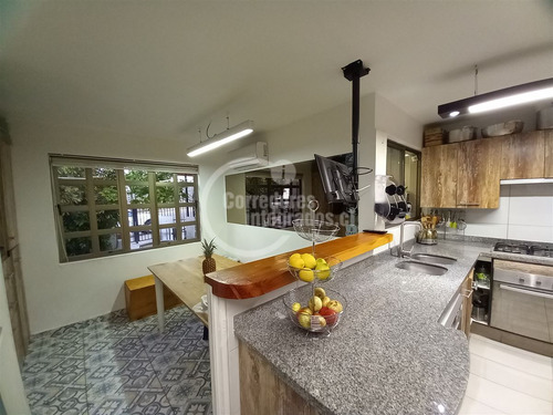 Casa En Venta De 5 Dorm. En La Florida