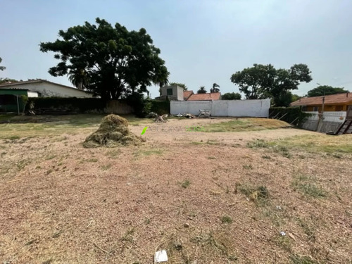 Terreno De 981 Metros Sobre Avenida Cibils Prox A Carlos M Ramirez