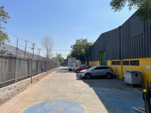 Bodegas Industriales Av. Aeropuerto Mall Plaza Oeste.
