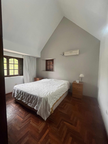 Imagen 20 de 30 de Casa Principal 5 Dormitorios Y 4 Baños, Mas Departamento De 1 Dormitorio. Villa Allende Golf