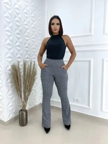 Calça boca de sino com best sale cropped