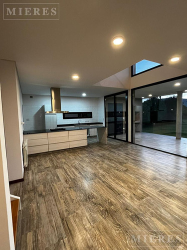 Casa En Venta Con Renta Sobre Lote Interno En Barrio Ceibos Puertos
