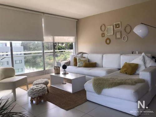 Vende Apartamento De 2 Dormitorios En Bellagio Tower, Punta Del Este 