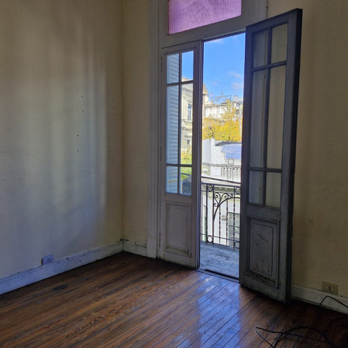Ph Antiguo En Estado Original, En Una De Las Mejores Esquinas De San Telmo. Es Ideal Para Un Hostel, O Un Comercio, Tiene Terraza Propia Y Detalles De Epoca. Es Muy Amplio Y Luminoso