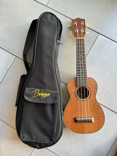 Ukelele Marca Belgique , Soprano, Con Estuche Protector.