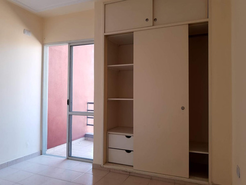 Imagen 13 de 24 de Un Dormitorio Con Doble Balcón