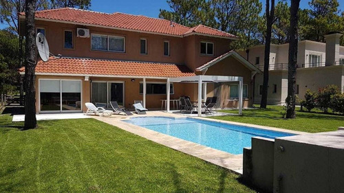 Imagen 1 de 14 de Casa De 4 Ambientes Y 2 Baños C/ Piscina