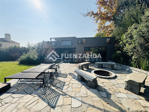 Casa En Venta De 5 Dorm. En Colina