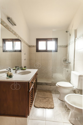Punta Del Este, Chalet En Pinares, A Pasos Del Mar, 4 Dormitorios .- Ref: 41775