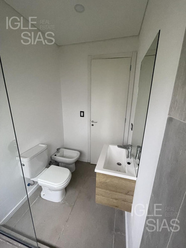 Casa En Venta De 3 Dormitorios En Los Castaños A Estrenar.