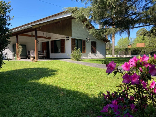 Casa Con Hermoso Parque En B° Los Robles Del Monarca  Dueño Vende