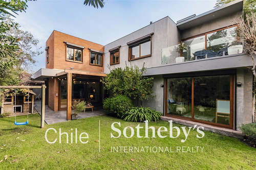 Estupenda Casa Remodelada En Vitacura, Excelente Ubicación.