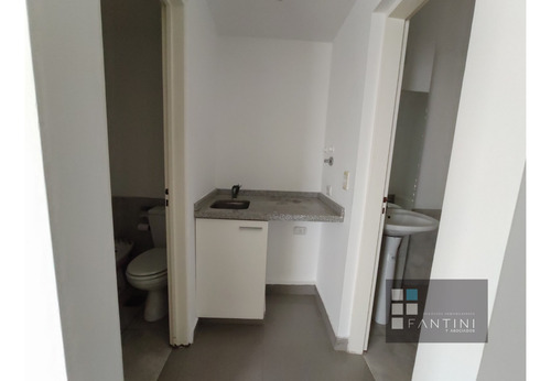 Oficina // 2 Bñs // Alberdi // Planta Libre // 70m2 // 1 Privado // Luminosa