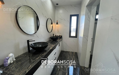 Casa En Venta Cuatro Dormitorios Seis Ambiente A La Laguna Pileta El Naudir Escobar