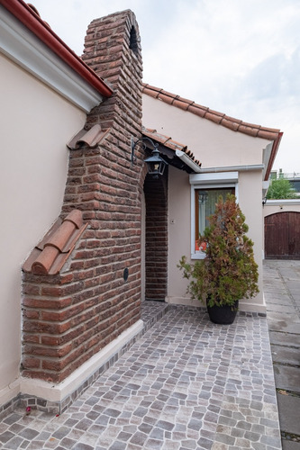 Casa Con 527 M2 De Terreno, Remodelada, Piscina, 5 Dorm.