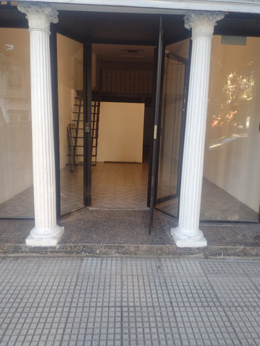 Local Con Entrepiso En Belgrano / Colegiales