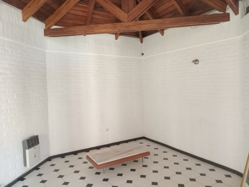 Casa De 4 Dormitorios Patio Y Cochera. Apta Crédito