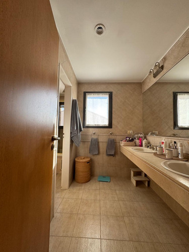 Venta Casa Con Vista Al Lago Central En Barrio La Isla, Nordelta.