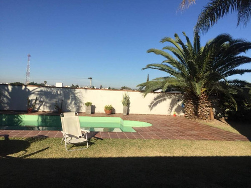 Casa De Categoría En Venta De 3 Dorm. En Villa Cabrera, A Metros Del Shopping.