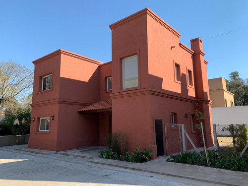 Imagen 1 de 22 de Casas En B° Con Porton Excelente Ubicacion