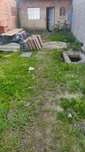 Terreno Com Uma Pequena Casa De 1 Cômodo E Banheiro