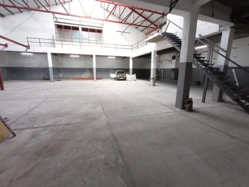 Imagen 9 de 14 de Local -amplio Local Comercial Con Depósito Y Entrada De Camiones.