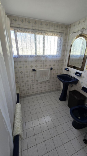 Solido Duplex De 4 Ambientes Con Cochera Y Jardin En Venta. Olivos