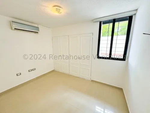 Agp Espectacular Apartamento En Planta Baja, Calle Cerrada Y Vigilancia Privada En Venta En Colinas De La Tahona 25-2354 Ys