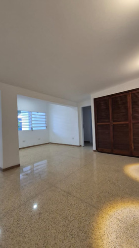 Casa En Alquiler. Los Palos Grandes. 350 Mt, 4h+s/4b+s/2e