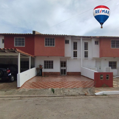 Re/max 2mil Vende Town House En Urb. Lomas De Margaritas