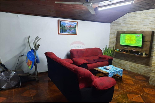 Vendo Casa En Obligado Centro, A Pasos De La Municipalidad: 3 Habitaciones Y 1 Baño.