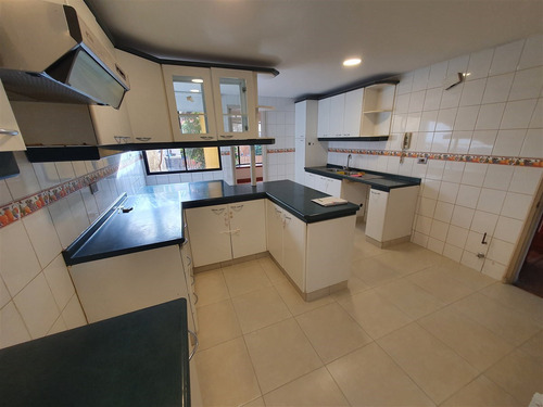 Casa En Arriendo De 5 Dorm. En Huechuraba En Condominio