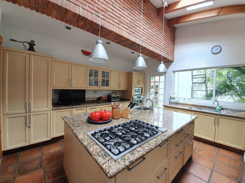 Venta Casa Las Lomas De Dimensiones Monumentales. Alberca Climatizada Y Jardín Plano Con Vistas Espectaculares Y Todos Los Servicios En Fracc Rancho San Diego Ixtapan De La Sal Edomex