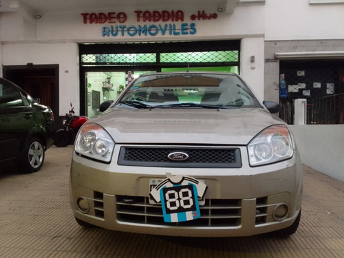 Imagen 8 de 15 de Ford Fiesta Max 1.6 2008