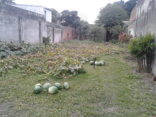 Terreno Con Agua Y Cluacas. Baño Y Espacio Techado Al Fondo