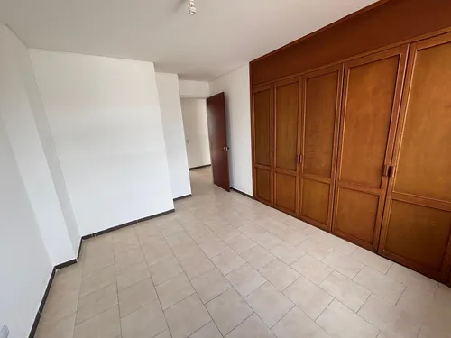 Venta De Apartamento En El Sector La Flora, Area 110 M2 Con Ascensor, Dos Parqueaderos Propios.