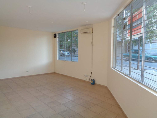 Barrio Alberdi - Excelente Local Comercial De Categoría, Externo En Esquina, Amplio Y Luminoso Con Vidrieras, 2 Baños Y Cocina Separada