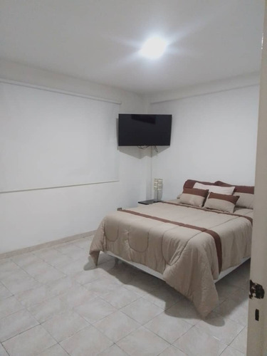 Se Alquila Apartamento En Los Palos Grandes, Totalmente Amoblado Moderno Con Gran Vista Ala Avila, Solo De Llevar La Maleta.