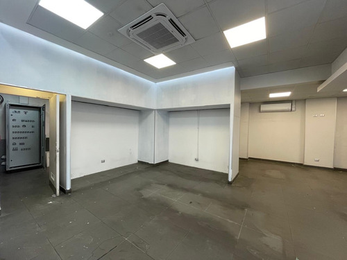 Local Comercial Con Estacionamiento A Pasos Portal Ñuñoa