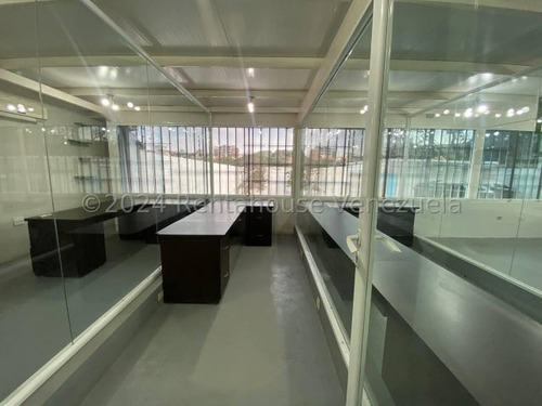 Maikelly Zabala Alquila, Buen Comercial Con Ubicación En La Zona Este Barquisimeto, Cuenta Con Oficina Amoblada Y 600 Mt2, Mz